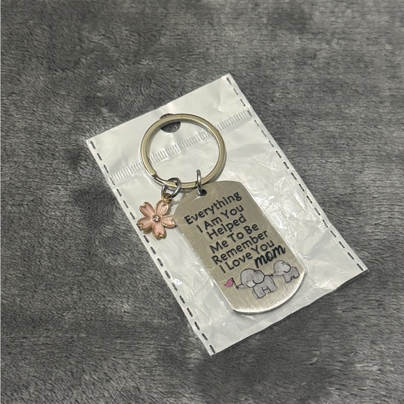 Sentimental Keychain with Elephant Design - Picture 4 of 4
